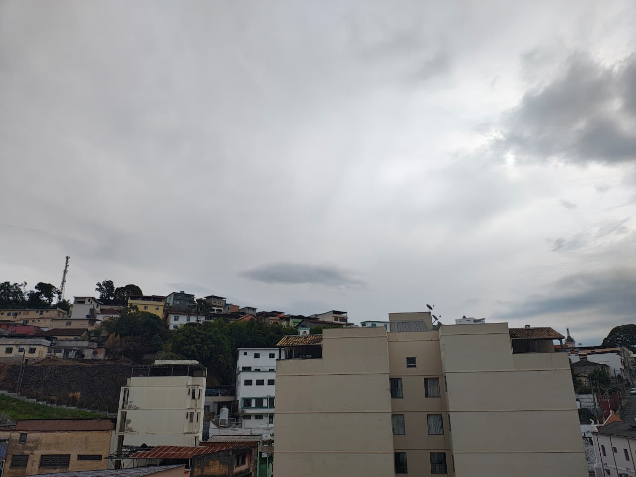 Frente fria provoca queda das temperaturas e pancadas de chuva durante a semana em Santos Dumont